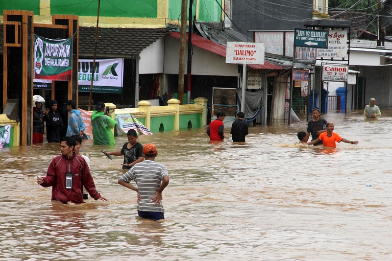 Během tsunami v Indonésii přišlo o život více než 420 osob.