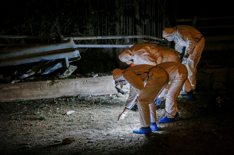 Vyšetřovatelé na místě výbuchu, ke kterému došlo před soukromou rozhlasovou a televizní stanicí Skai v Aténách.