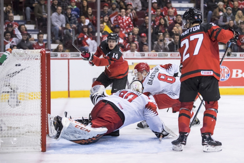 Kapitán Kanady Maxime Comtois nastřílel hattrick. 