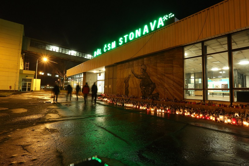 Svíčky před vstupem do Dolu ČSM Stonava.