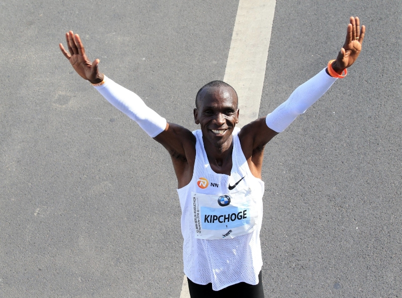 Eliud Kipchoge triumfoval mezi muži. Eliud Kipchoge triumfoval mezi muži.