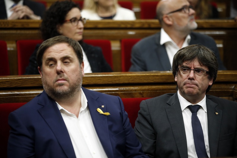 Zleva: bývalí členové katalánské vlády Oriol Junqueras a Carles Puigdemont.