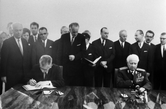 Prezident republiky Ludvík Svoboda (vpravo) a další ústavní činitelé podepsali 30. října na Bratislavském hradě Ústavní zákon o čs. federaci, vlevo předseda Národního shromáždění Josef Smrkovský.