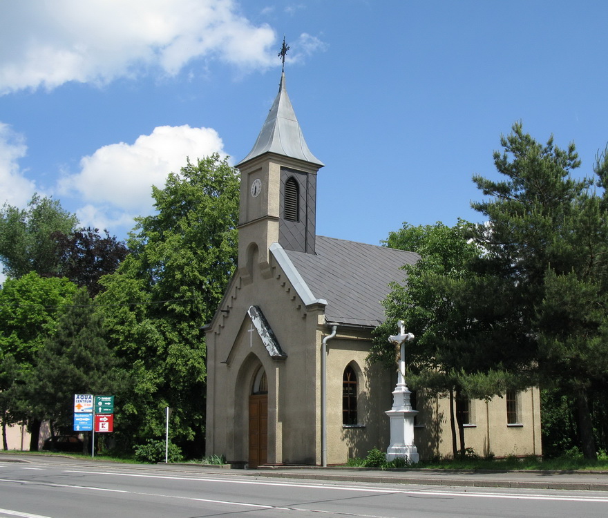 Kaple Sv. Izidora rolníka na cyklotrase O (podél ulice Ostravské k Vrbickému jezeru).