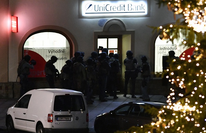 Policisté zasahují v pobočce banky Unicredit na náměstí T. G. Masaryka v Příbrami, kterou předpadl 28. prosince 2018 ozbrojený muž.