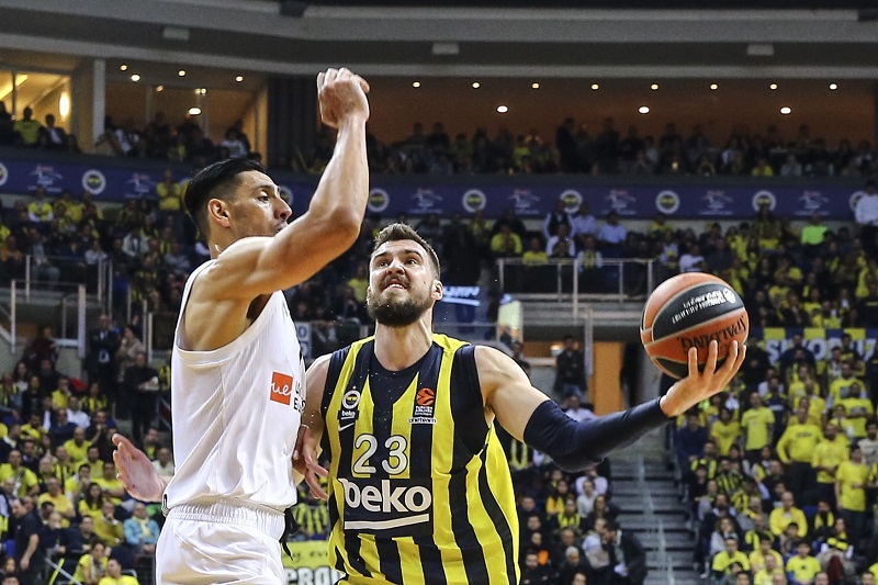 Basketbalisté Fenerbahce Istanbul v repríze posledního finále Evropské ligy doma po závěrečném obratu zdolali Real Madrid. Basketbalisté Fenerbahce Istanbul v repríze posledního finále Evropské ligy doma po závěrečném obratu zdolali Real Madrid.