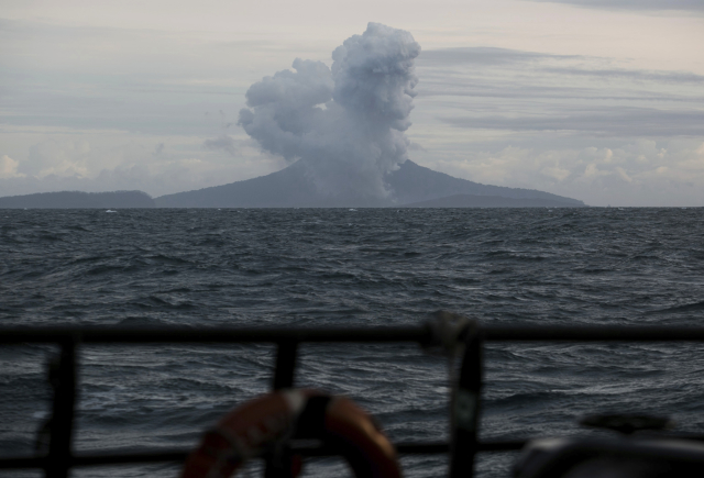 Sopka Anak Krakatoa po erupci přišla o dvě třetiny výšky a objemu.