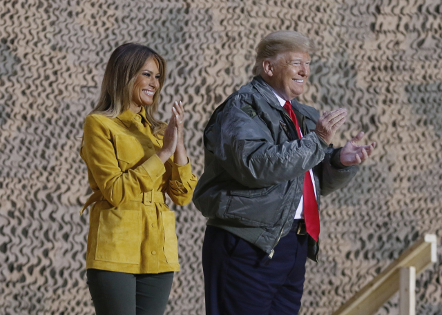 Donald Trump tentokrát volil více než ostrá slova (na snímku s manželkou Melanií).