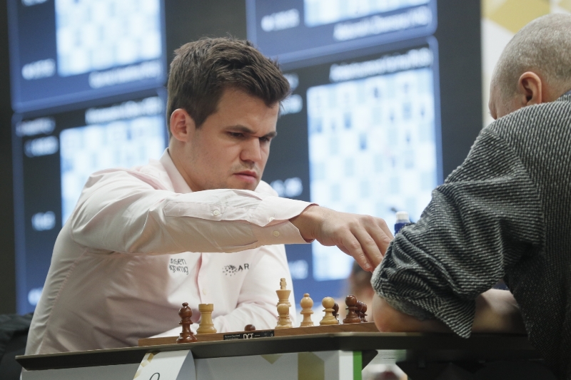 Nor Carlsen bez porážky obhájil titul mistra světa.