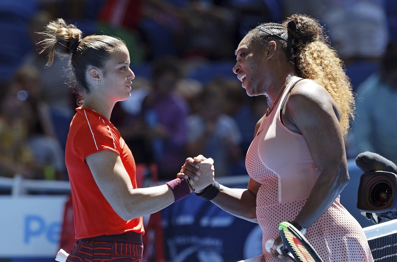 Americká tenistka Serena Williamsová (vpravo) v prvním soutěžním zápase od prohraného zářijového finále US Open porazila na Hopmanově poháru 7:6, 6:2 Řekyni Marii Sakkariovou.