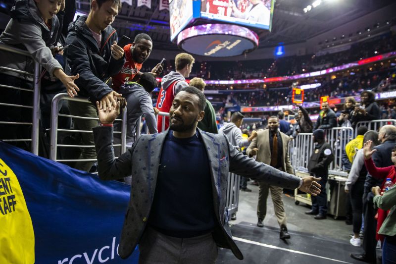 Basketbalista Washingtonu John Wall v civilu při zápase s Charlotte.