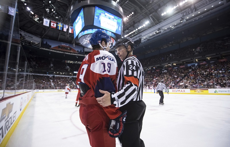 Filip Zadina v diskuzi s rozhodčím.