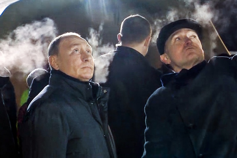 Nespoléhejme na pomoc ze zahraničí, uvedl v projevu Vladimir Putin (vlevo).