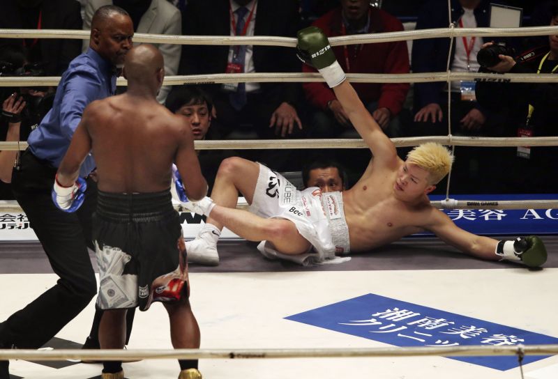 Floyd Mayweather (uprostřed) knokautoval v exhibici Tenšina Nasukawou (vpravo).