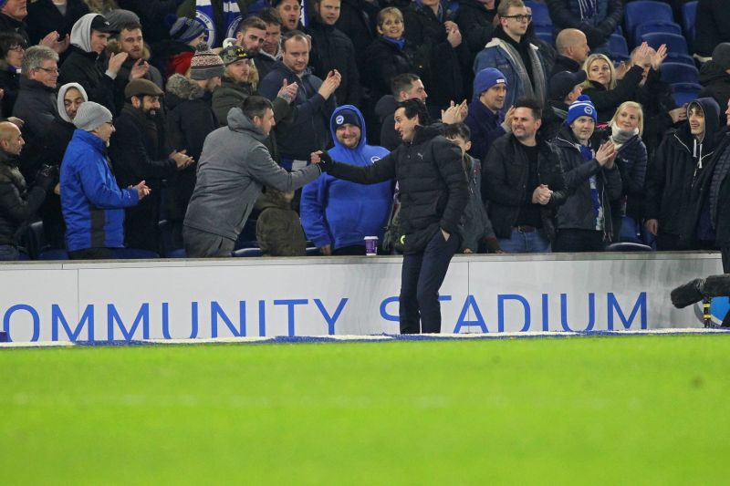 Trenér Arsenalu Unai Emery se omlouvá divákovi, kterého trefil plastovou lahví.
