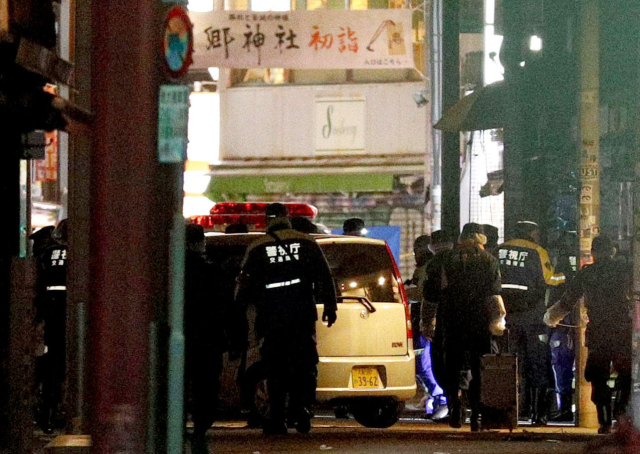 Japonská policie zkoumá dodávku, jíž řidič najel do davu lidí.