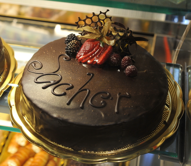 Sacher dort se stal tradiční a neodmyslitelnou součástí nabídky cukráren a kaváren po celé Evropě.