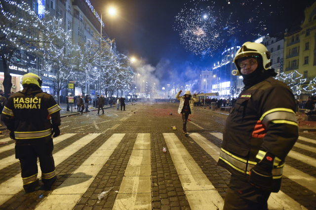 Hasiči Prahy 1 dohlíželi na silvestrovské a novoroční oslavy 1. ledna po půlnoci na Václavském náměstí v Praze.
