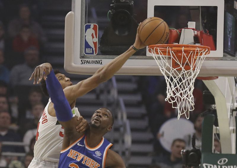 Milwaukee nadále vládne NBA, pronásleduje ho Toronto. 