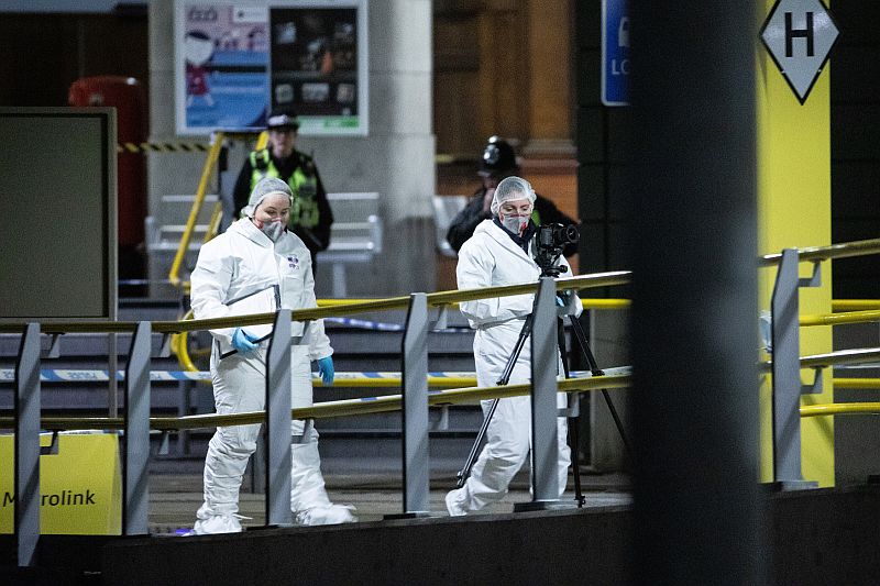 Policie ohledává místo činu na nádraží Victoria, kde muž útočil nožem a zranil tři osoby. Policie ohledává místo činu na nádraží Victoria, kde muž útočil nožem a zranil tři osoby.