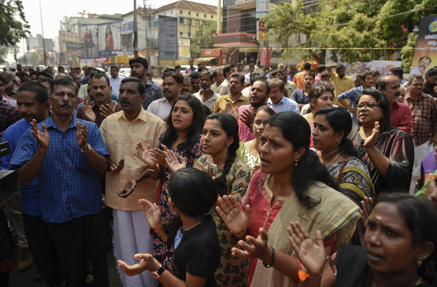 Lidé demonstrují v ulicích v reakci na události v chrámu Sabarimala.