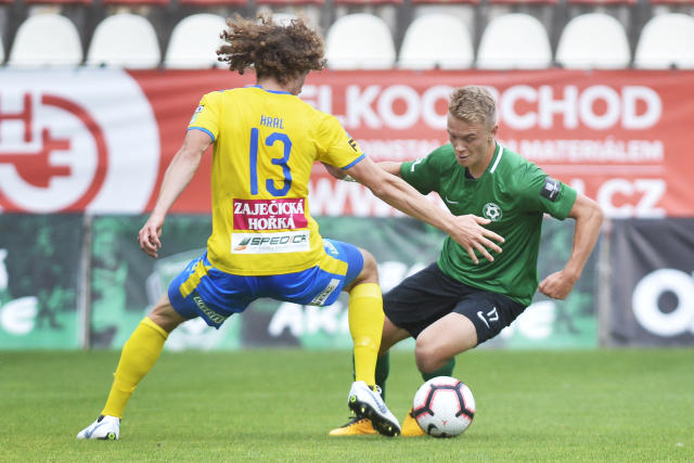 Alex Král (ve žlutém) se snaží zastavit již dalšího současného slávistu Jana Matouška.