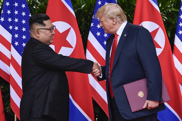 Kim Čong-un a Donald Trump si společně notují (alespoň před novináři).