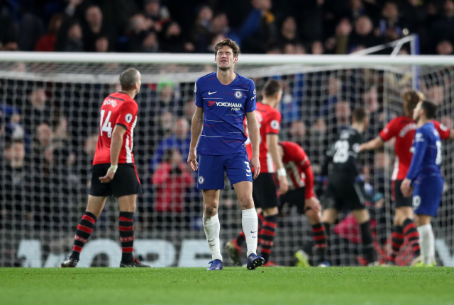 Zklamaný Marcos Alonso (v modrém) po utkání proti Southamptonu.