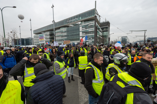 Demonstrace protestního hnutí takzvaných žlutých vest v Paříži.