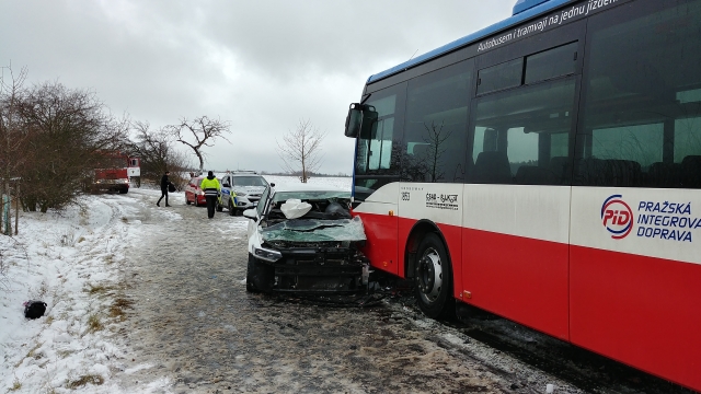 Na Kolínsku se střetlo auto s autobusem, na místě jsou zranění.
