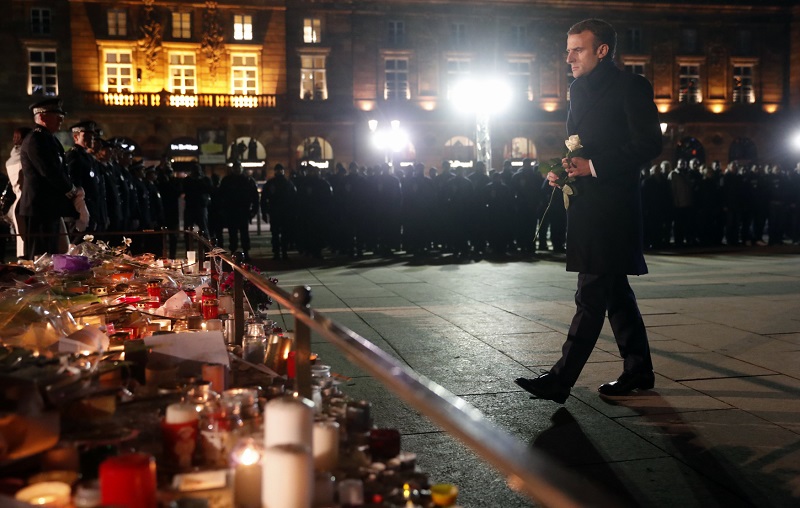 Francouzský prezident Emmanuel Macron přišel uctít památku obětí ve Štrasburku. 