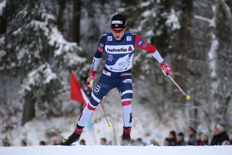 Johannes Klaebo najle na Rusa Usťugova dalších 4,5 vteřiny. 