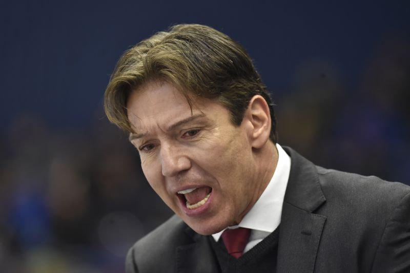 Trenér hokejové Sparty Uwe Krupp v akci.