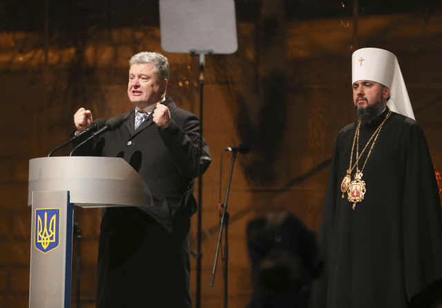 Prezident Ukrajiny Porošenko s nově zvolenou hlavou ukrajinské církve.