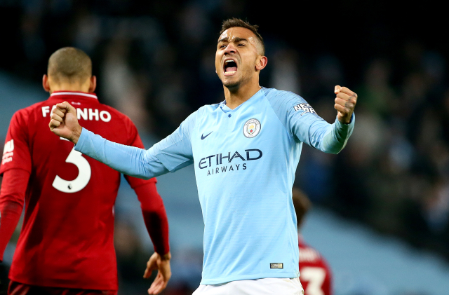 Danilo z Manchesteru City se raduje po výhře nad rivalem z Liverpoolu.
