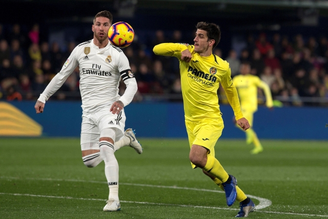 Gerard Moreno z Villarrealu (ve žlutém) v souboji proti Sergio Ramosovi.