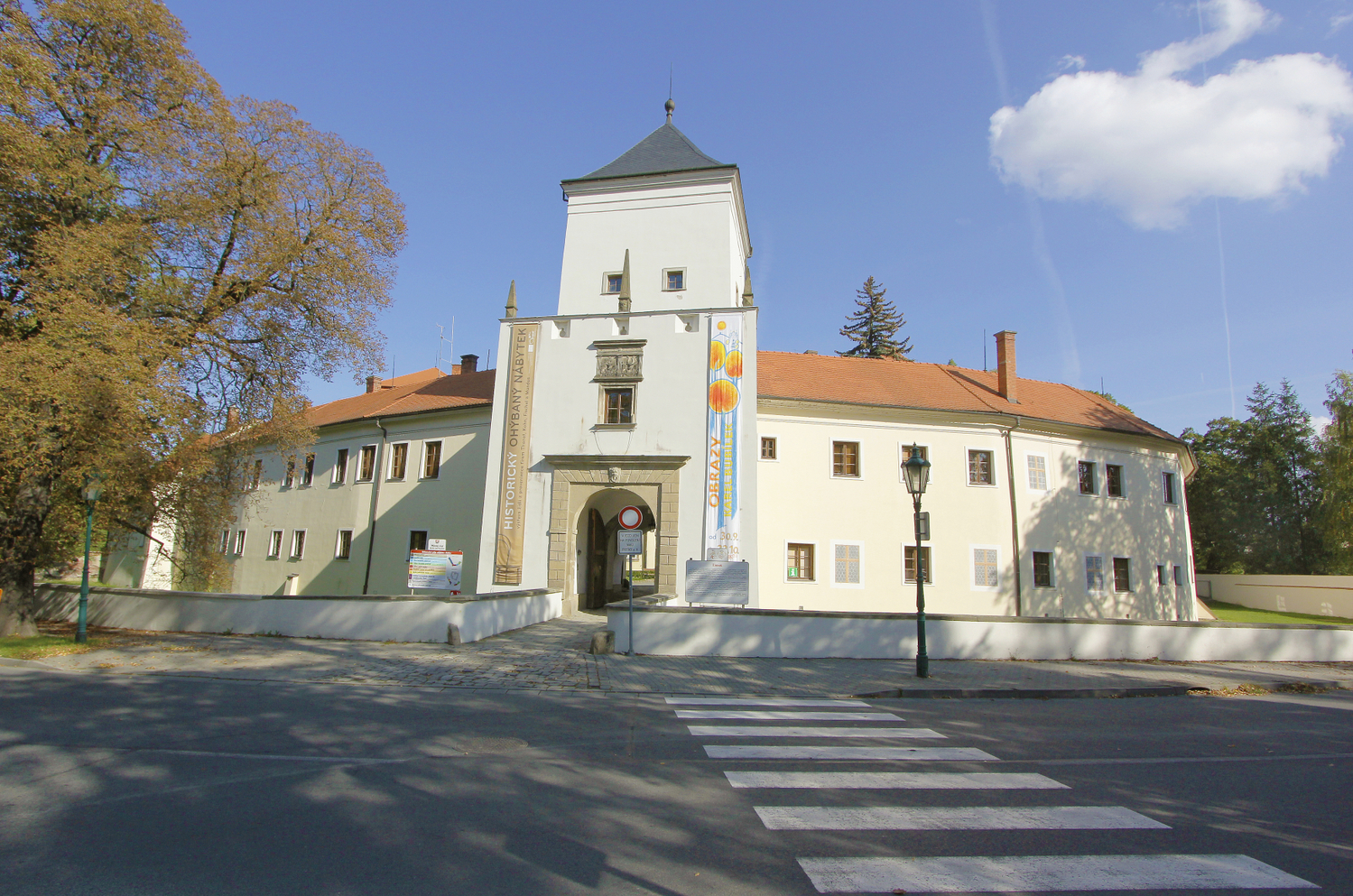 Bystřice pod Hostýnem na Kroměřížsku zahájí letos opravy vnitřních prostor východního křídla zámku. Bystřice pod Hostýnem na Kroměřížsku zahájí letos opravy vnitřních prostor východního křídla zámku.