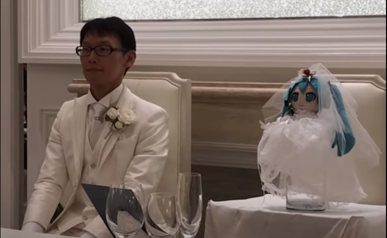 Akihiko Kondo se svou nevěstou - virtuálním hologramem jménem Miku.