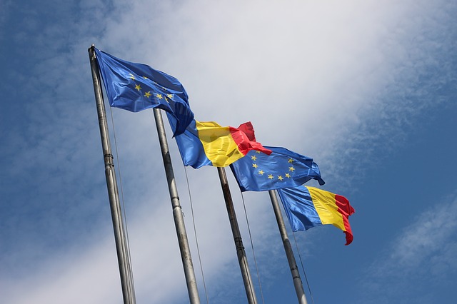 Vlajky EU a Rumunska.