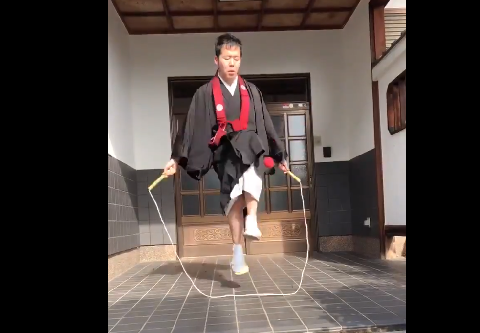 Jeden z japonských mnichů podporující pokutovaného bratra.