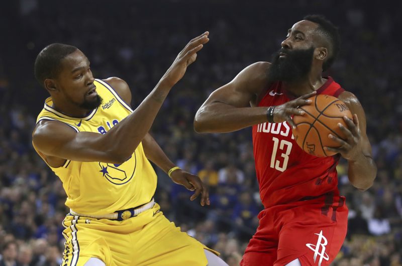 Houstonský James Harden (vpravo) v souboji s Kevinem Durantem z Golden State.