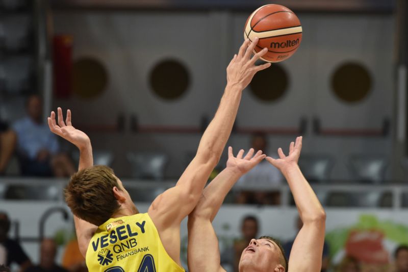 Jan Veselý v dresu Fenerbahce Istanbul. Jan Veselý v dresu Fenerbahce Istanbul.