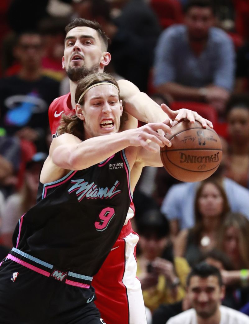 Tomáš Satoranský (v červeném) brání Kellyho Olynyka z Miami.