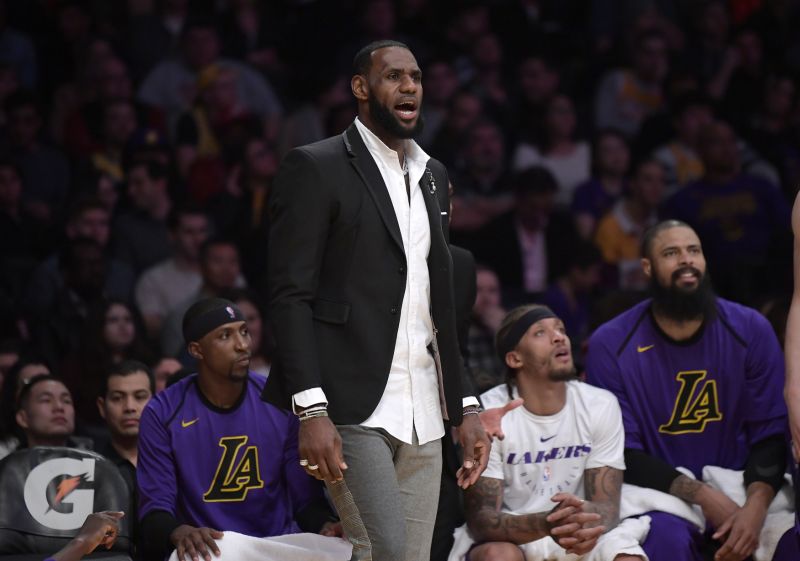 LeBron James sledoval zápas svých Lakers proti New Yorku Knicks pouze v civilu z lavičky. LeBron James sledoval zápas svých Lakers proti New Yorku Knicks pouze v civilu z lavičky.