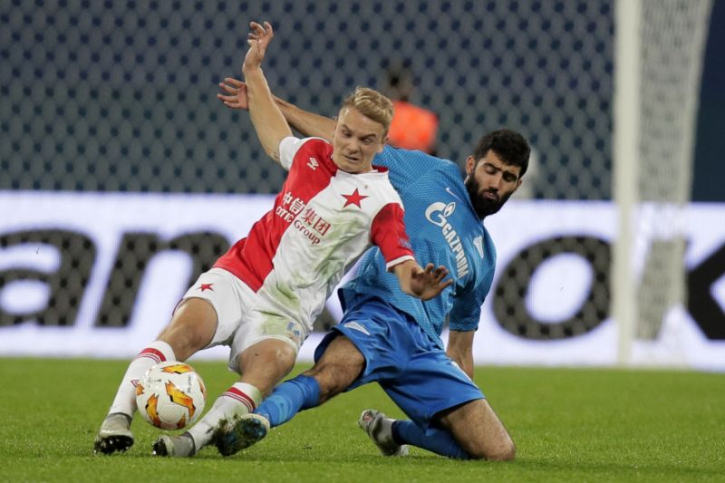 Jan Matoušek svádí souboj s Luísem Netem v zápase Evropské ligy mezi pražskou Slavií s Petrohradem.