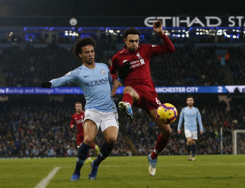 Leroy Sané z Manchesteru City (vlevo) v souboji o míč s liverpoolským Trentem Alexanderem-Arnoldem.