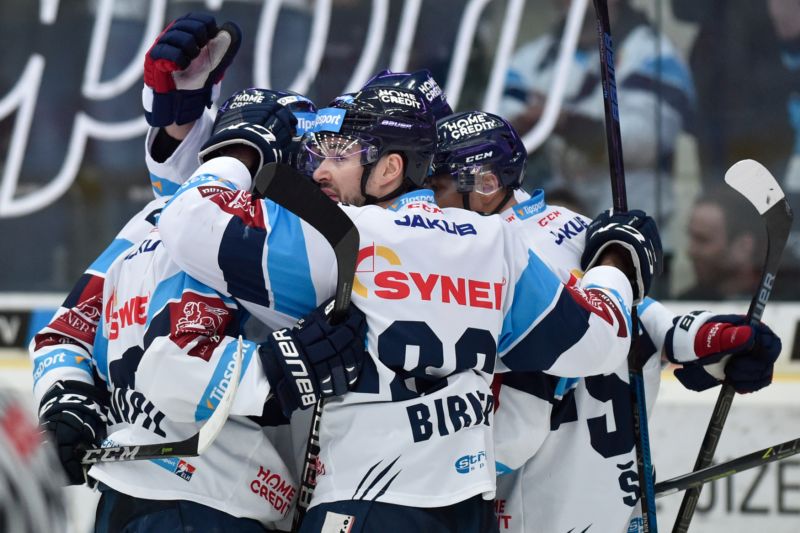 Michal Birner se raduje se svými libereckými spoluhráči z gólu do sítě Mladé Boleslavi.