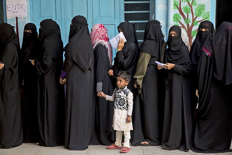Indické muslimské ženy čekají ve frontě do volební místnosti.