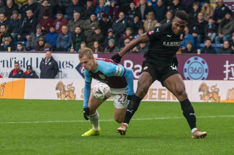 Útočník Burnley Matěj Vydra (vlevo) v souboji s Dimitrim Cavarem z Barnsley.
