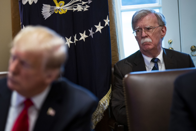 Poradce Donalda Trumpa pro otázky národní bezpečnosti John Bolton (vpravo).